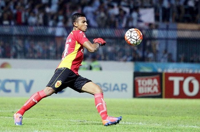  Aksi kiper Sriwijaya FC, Teja Paku Alam, saat menghadapi Persela Lamongan dalam laga pekan ke-28 Torabika Soccer Championship 2016 di Stadion Surajaya Lamongan, Jawa Timur (11/11/2016). 