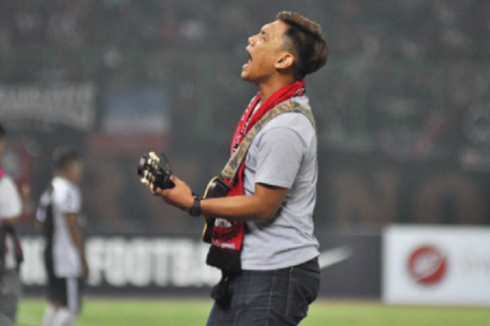 Domy Stupa, tukan cover lagu chant suporter sepak bola  Indonesia.