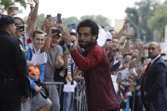 Mohammed Salah menyapa penggemar Liverpool yang berada di luar hotel, Kiev, Ukraina