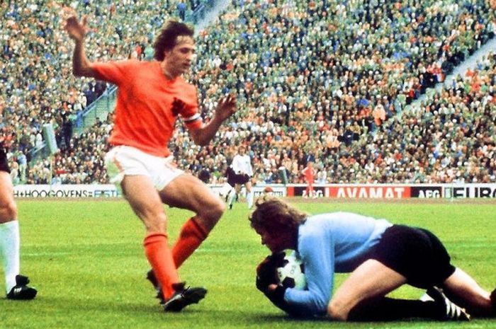  Johan Cruyff (oranye) berduel dengan Sepp Maier saat Belanda melawan Jerman Barat pada partai final