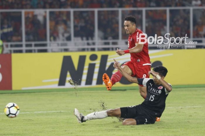 Pemain Persija Jakarta, Addison Alves, melepas tembakan ke gawang Home United pada laga semifinal le