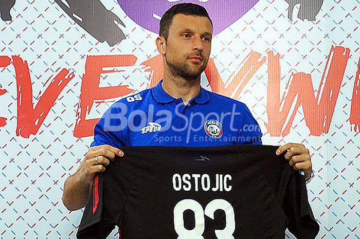 Kiper anyar Arema FC asal Serbia, Srdjan Ostojic, saat diperkenalkan di kantor Arema FC Jalan Mayjen Pandjaitan, Kota Malang, Selasa (17/7/2018) siang.