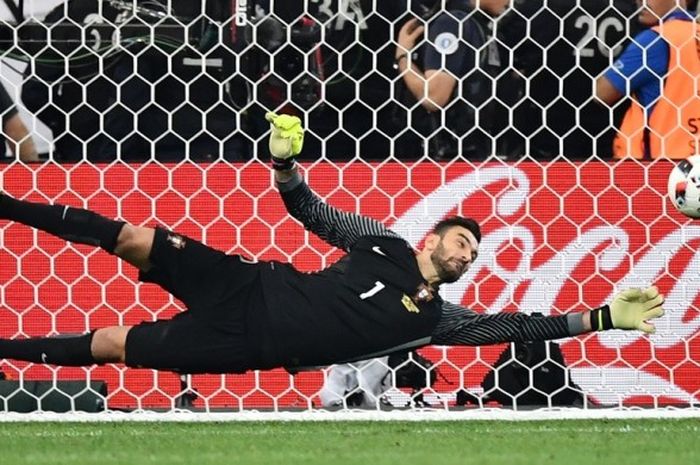 Penjaga gawang Portugal, Rui Patricio, menepis bola eksekusi penalti gelandang Polandia, Jakub Blaszczykowski, pada perempat final Piala Eropa di Stade Velodrome, 30 Juni 2016.