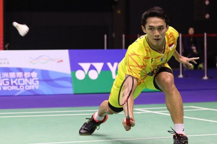 Pebulu tangkis tunggal putra Indonesia, Jonatan Christie, mengembalikan kok ke arah Kento Momota pad