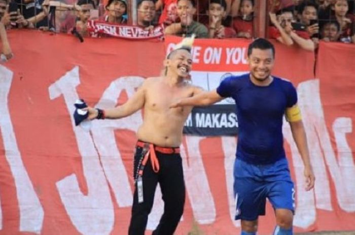 Bek Arema FC, Hamka Hamzah memberikan sebuah jersey untuk pentolan suporter PSM Makassar dari ordo L