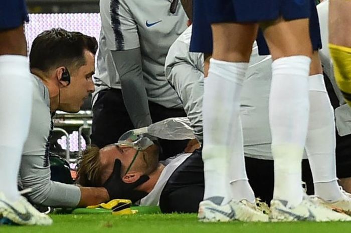 Bek sayap timnas Inggris, Luke Shaw, mendapatkan perawatan dari tim medis setelah mengalami cedra akibat benturan dengan bek timnas Spanyol dalam laga UEFA Nations League di Stadion Wembley, London, Inggris pada 8 September 2018.