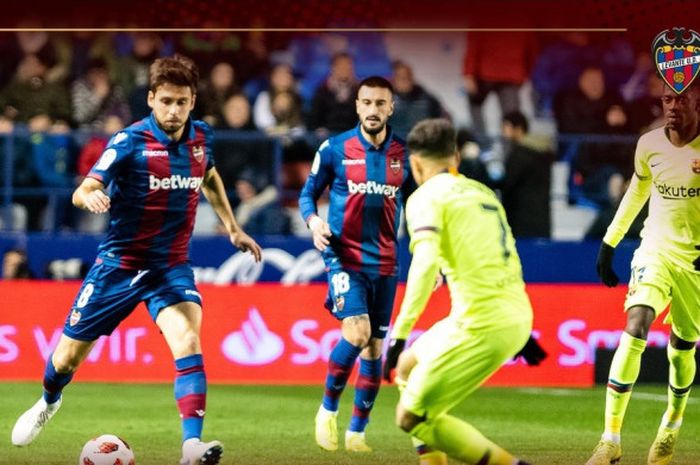 Gelandang Levante, Sanjin Prcic (kiri), berduel dengan penyerang FC Barcelona, Philippe Coutinho, dalam laga leg pertama babak 16 besar Copa del Rey di Stadion Ciutat de Valencia pada 10 Januari 2019.