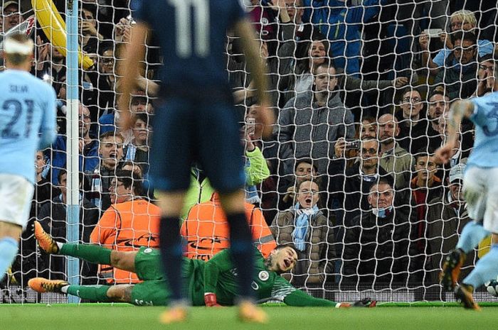 Kiper Manchester City, Ederson Moraes, gagal menepis tendangan penalti pemain Napoli, Amadou Diawara, dalam laga Grup F Liga Champions di Stadion Etihad, Manchester, Inggris, pada 17 Oktober 2017.