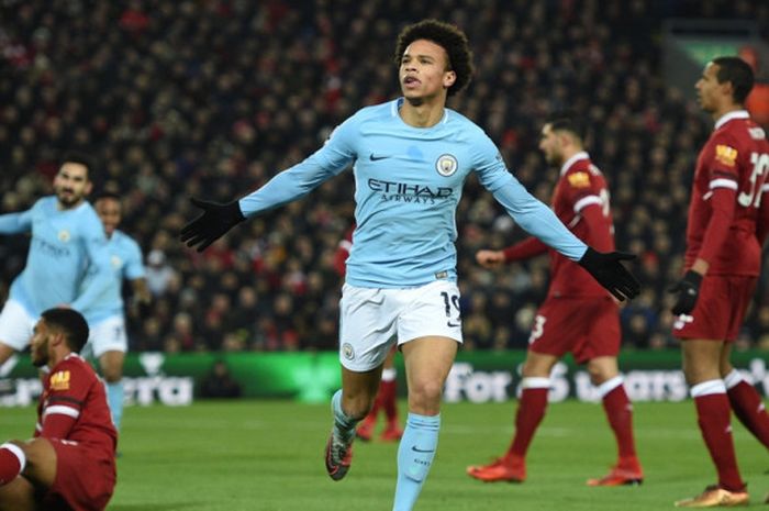 Gelandang Manchester City, Leroy Sane, merayakan gol yang dia cetak ke gawang Liverpool FC dalam laga Liga Inggris di Stadion Anfield, Liverpool, pada 14 Januari 2018.