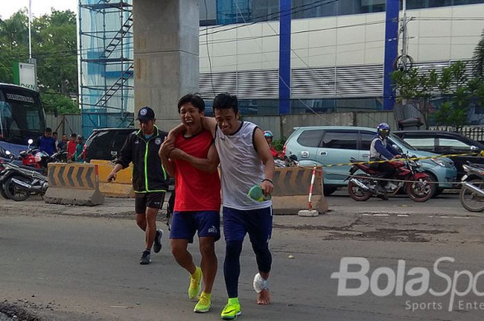 Para pemain Arema FC memilih turun dari bus kemudian jalan kaki menuju Hotel Sandjaja tempat mereka menginap di Palembang usai menjajal lapangan (19/10/2017).