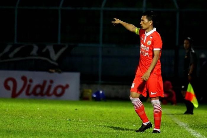 Kapten Persija, Ismed Sofyan, saat membela timnya kontra PS TNI pada Piala Presiden 2017 di Stadion Kanjuruhan, Kab Malang pada Minggu (5/2/2017) malam.