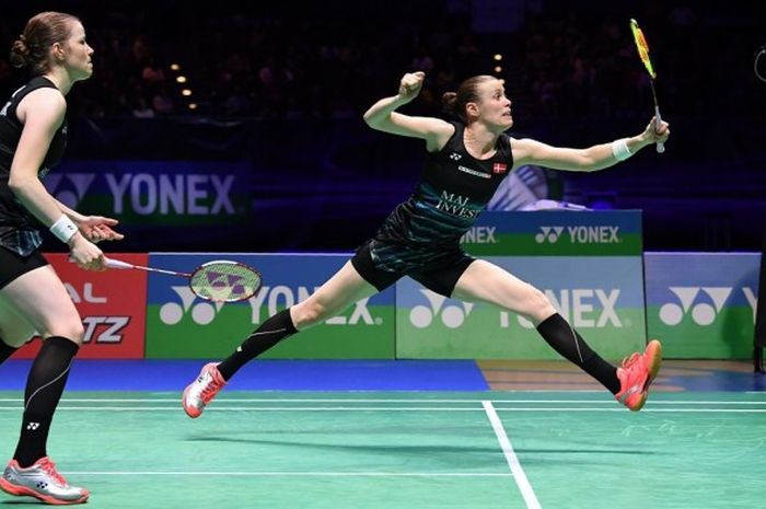 Pasangan ganda putri Denmark, Kamilla Rytter Juhl (depan)/Christinna Pedersen, saat menjalani pertandingan melawan Chang Ye-na/Lee So-hee pada laga final All England di Birmingham, Inggris, 12 Maret 2017.