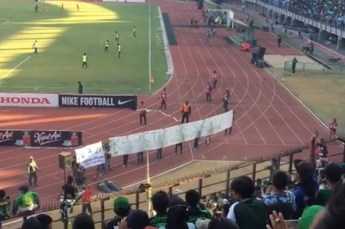 Bonek bentangkan Spanduk keep Strong PSS Sleman demi tunjukkan solidaritas atas kegagalan PSS Sleman melangkah ke babak 8 besar liga 2