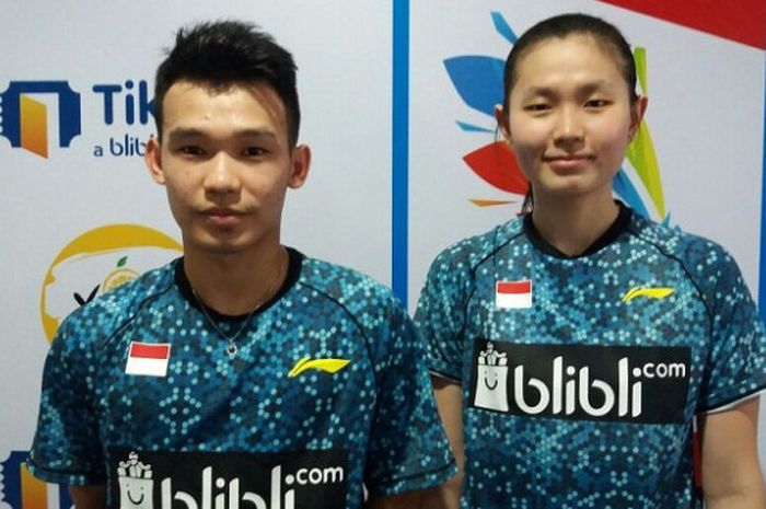 Pasangan ganda campuran Indonesia, Rinov Rivaldy/Angelica Wiratama, berpose seusai menjalani partai penyisihan kategori beregu Kejuaraan Dunia Junior 2017, di GOR Among Rogo, Yogyakarta, Selasa (10/10/2017).