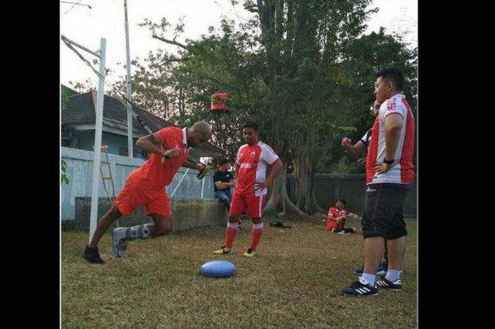 Penyerang Persija Jakarta, Reinaldo Elias da Costa sudah menjalani latihan pertamanya bersama tim hari ini, di Lapangan Sutasoma, Halim Perdanakusuma, Jakarta Timur, Kamis (21/9/2017). 