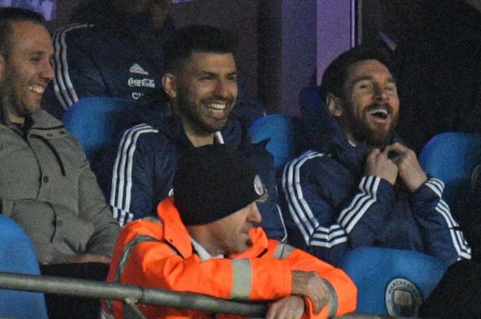 Pemain Argentina, Lionel Messi (ketiga dari kiri) dan Sergio Aguero, menonton rekan-rekannya bertarung dalam laga persahabatan kontra Italia di Stadion Etihad, Manchester, Inggris, pada 23 Maret 2018.