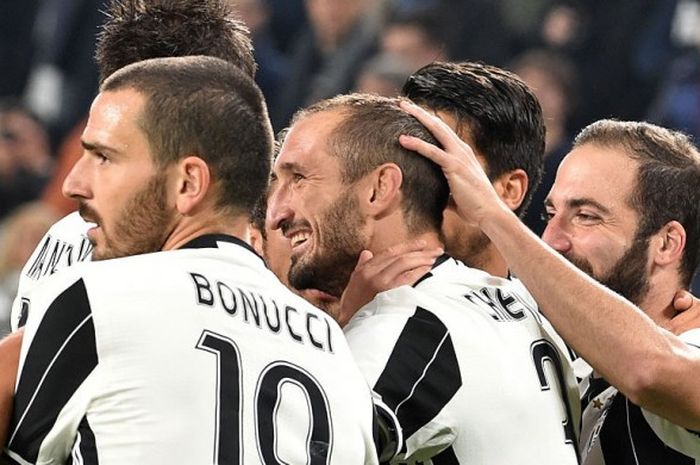 Giorgio Chiellini merayakan kemenangan dengan rekan timnya dalam laga Serie A melawan Sampdoria di Juventus Stadium, 26 Oktober 2016. 