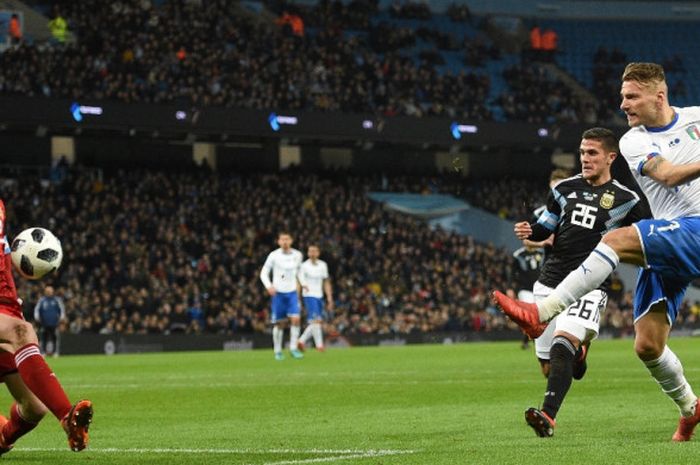 Kiper Argentina, Willy Caballero (kiri), menepis tendangan penyerang Italia, Ciro Immobile, dalam laga persahabatan di Stadion Etihad, Manchester, Inggris, pada 23 Maret 2018.