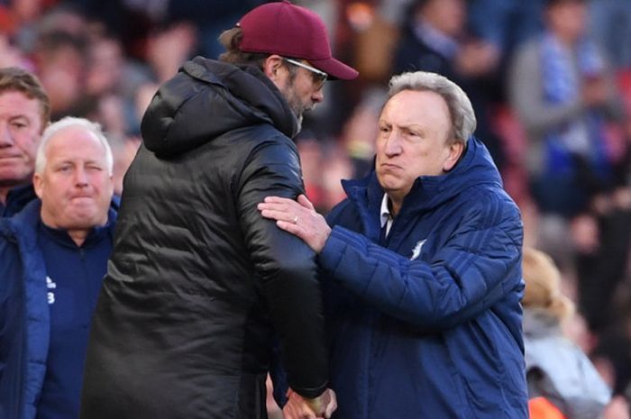 Manajer Cardiff City, Neil Warnock (kanan), bersalaman dengan manajer Liverpool, Jeurgen Klopp, seusai laga Liverpool vs Cardiff City di Stadion Anfield, Liverpool, Inggris, pada Sabtu (27/10/2018).