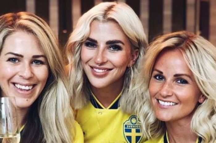 Josefin Lustig (tengah) istri dari bek timnas Swedia, Mikael Lustig.