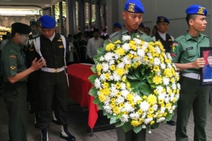 Jenazah legenda sepak bola Indonesia, Maulwi Saelan yang akan diberangkatkan ke pemakaman dari di Al Sekolah Azhar Syifa Budi, Kemang, Jakarta, Selasa (11/10/2016).