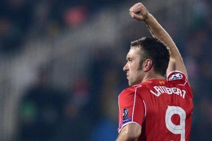 Striker Liverpool, Ricky Lambert, beraksi saat masih berseragam Liverpool pada laga Liga Champions melawan Ludogorets, 26 November 2014.