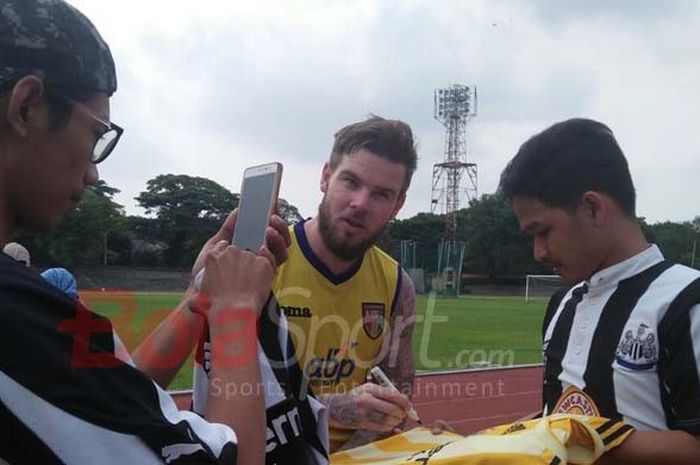 Pemain Mitra Kukar Danny Guthrie diserbu dua orang pendukung Newcastle United saat latihan di Stadion Sriwedari Solo, Sabtu (3/2/2018) pagi.