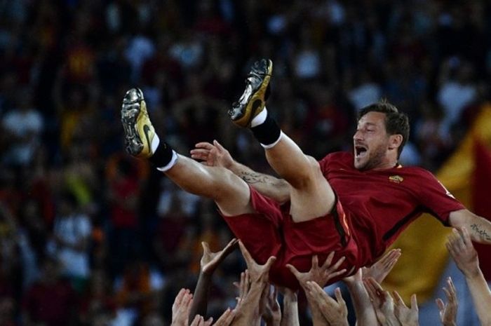 Francesco Totti dilempar ke udara oleh rekan setimnya setelah menjalani laga terakhirnya bersama AS Roma pada pekan penutup Serie A 2016-2017 melawan Genoa di Stadion Olimpico, Roma, 28 Mei 2017.