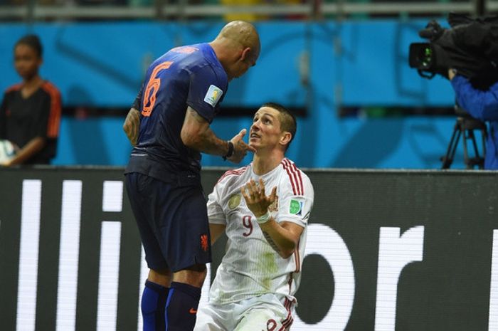 Gelandang Belanda, Nigel de Jong (kiri), berdebat dengan penyerang Spanyol, Fernando Torres, dalam laga Grup B Piala Dunia 2014 di Stadion Fonte Nova Arena, Salvador, Brasil pada 13 Juni 2014.