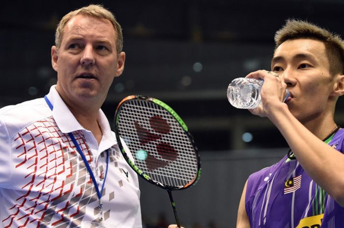 Morten Frost (kiri) mendampingi pebulu tangkis Malaysia, Lee Chong Wei, pada laga babak kesatu turnamen Jepang Terbuka 2015 di Tokyo.