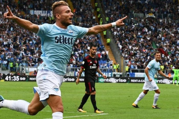 Aksi striker Lazio, Ciro Immobile, merayakan gol ke gawang AC Milan dalam partai Liga Italia di Stadion Olimpico, Roma, 10 September 2017.