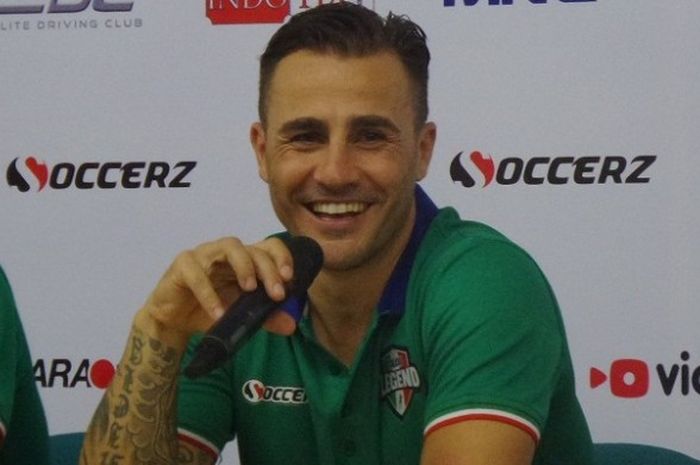 Eks kapten tim nasional Italia, Fabio Cannavaro, menjalani sesi konferensi pers usai laga bertajuk Calcio Legend, di Stadion Utama Gelora Bung Karno, Senayan, Jakarta, Sabtu (21/5/2016).