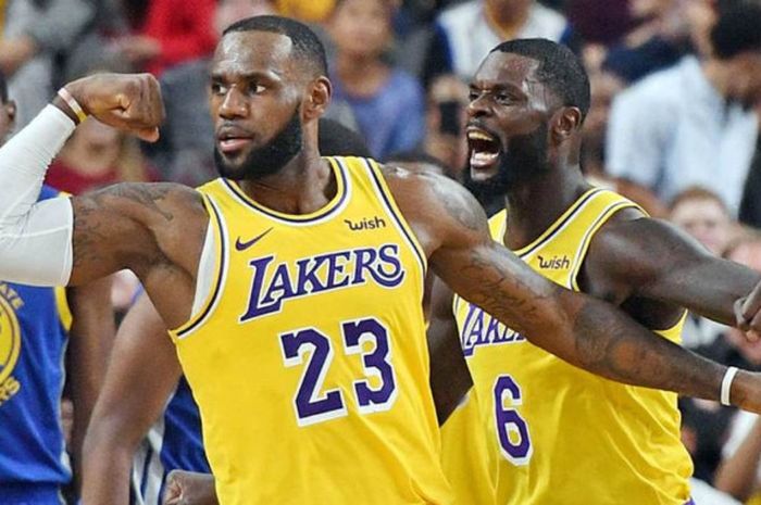 Pebasket megabintang Los Angeles Lakers, LeBron James, melakukan selebrasi setelah berhasil mencetak poin ke kubu lawan, Golden State Warriors, pada lanjutan musim reguler NBA 2018-2019 di Oracle Arena, Oakland, California, Amerika Serikat, Selasa (25/12/2018) malam waktu setempat.