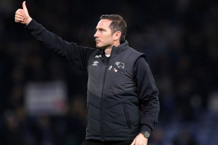 Ekspresi manajer Derby County, Frank Lampard, saat menyapa publik Stadion Stamford Bridge jelang lag