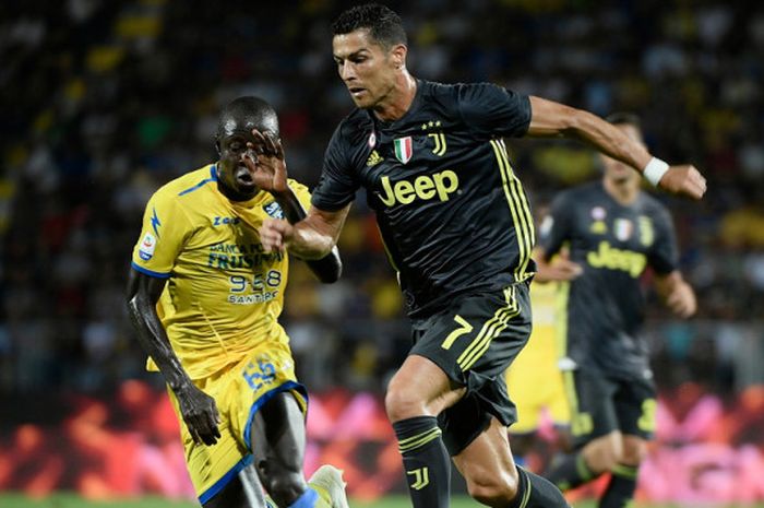 Aksi penyerang Juventus, Cristiano Ronaldo (kanan), saat berduel dengan gelandang Frosinone, Raman Chibsah, dalam laga Liga Italia 2018-2019 di Stadion Benito-Stirpe, Frosinone, Italia, pada Minggu (23/9/2018).