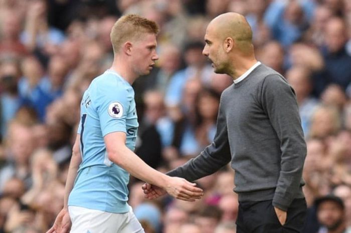 Pelatih Manchester City, Pep Guardiola (kanan), berbicara dengan Kevin de Bruyne saat sang pemain digantikan dalam laga Liga Inggris lawan Stoke City di Stadion Etihad, Manchester, 14 Oktober 2017.