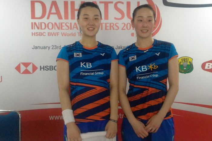 Pasangan ganda putri bulu tangkis Korea Selatan, Lee So-hee (kanan) dan Shin Seung-chan, dalam jumpa pers seusai laga semifinal Indonesia Masters 2018 menghadapi Greysia Polii/Apriyani Rayahu di Istora Senayan, Jakarta Selatan, pada Sabtu (27/1/2018).