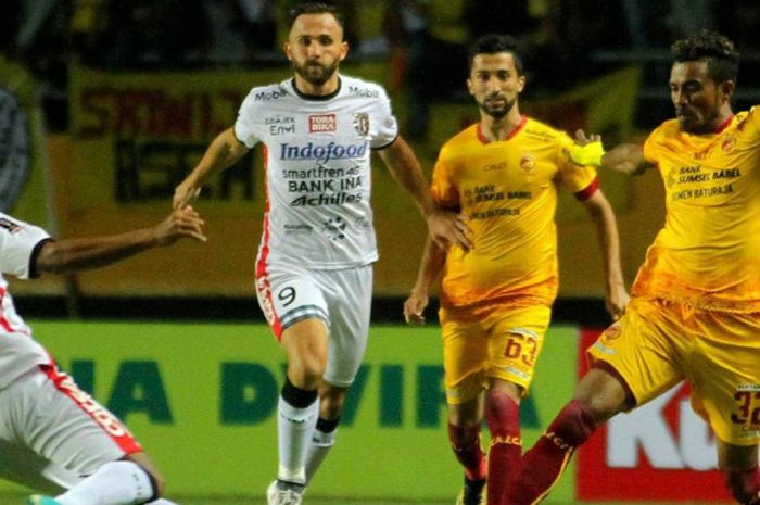 Aksi striker Bali United, ilija Spasojevic (kedua dari kanan) dan full-back Sriwijaya FC, Alfin Tuasalamony (kanan), dalam laga kedua tim pada semifinal pertama Piala Presiden 2018 di Stadion Gelora Sriwijaya Jakabaring, Palembang, Minggu (11/2/2018).