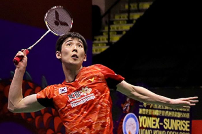 Pebulu tangkis tunggal putra Korea Selatan, Son Wan-ho, bersiap melakukan smes ke arah Kento Momta (Jepang) pada babak semifinal Hong Kong Open 2018 di Hong Kong Coliseum, Sabtu (17/11/2018).