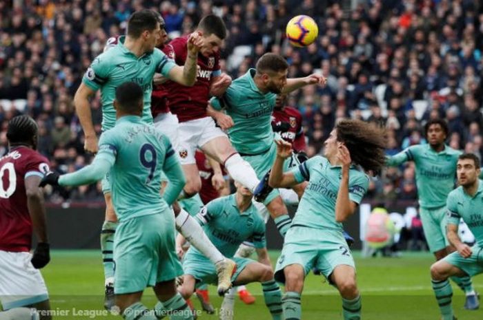 Dua pemain Arsenal, Granit Xhaka dan Shkodran Mustafi, berduel dengan gelandang West Ham United, Declan Rice, dalam laga pekan ke-22 Liga Inggris di Stadion London, Sabtu (12/1/2019)