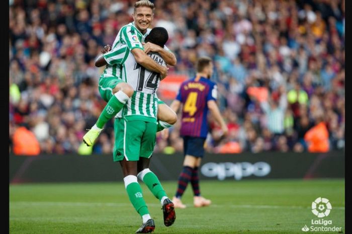 Selebrasi pemain Real Betis saat mencetak gol ke gawang Barcelona dalam partai jornada ke-12 Liga Spanyol yang dihelat di Stadion Camp Nou pada Minggu (11/11/2018).