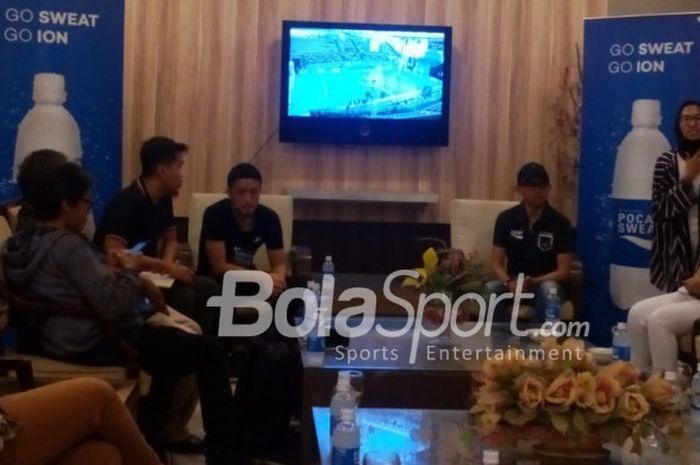 Konferensi pers Grand Final Pocari Sweat Futsal Championship 2018 dengan perwakilan sponsor, Ricky Suhendar (dua dari kanan), dan pelatih timnas futsal Indonesia, Kensuke Takahashi (dua dari kiri) di GOR Sritex Arena, Solo pada Minggu (18/11/2018).