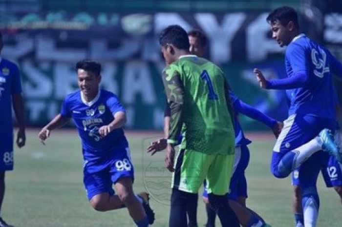 Para pemain Persib Bandung melakukan latihan resmi di Stadion Gelora Bung Tomo pada Rabu (25/7/2018).