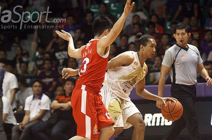 Shooting guard CLS Knights, Arif Hidayat (putih), saat bermain kontra Tanduay Alab Filipina pada ajang ABL 2018 di GOR Kertajaya, Sabtu (20/1/2018).