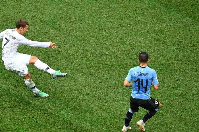 Penyerang timnas Prancis, Antoine Griezmann, mencetak gol kedua negaranya dalam laga babak perempat final Piala Dunia 2018 melawan Uruguay, 6 Juli 2018 di Nizhny Novgorod.