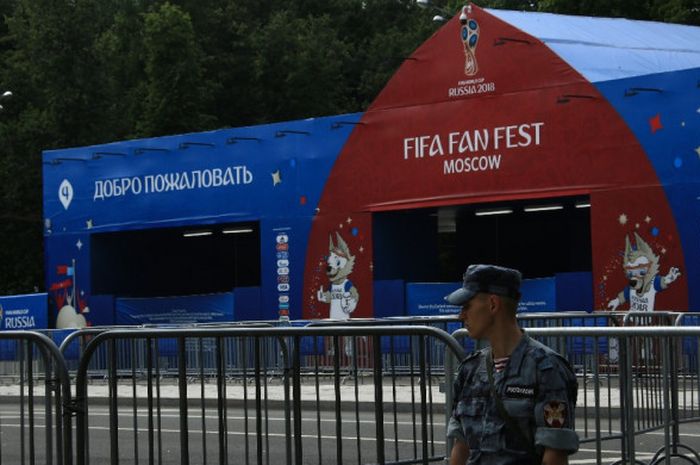 Petugas keamanan berjaga di depan pintu fan fest Moskow yang tutup di kawasan Sparrow Hills, Moskow, pada Sabtu (30/6/2018). 