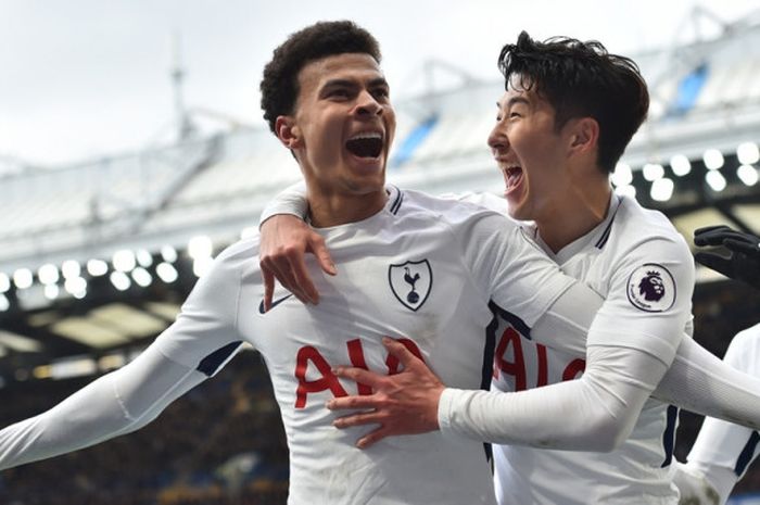 Gelandang Tottenham Hotspur, Dele Alli (kiri), merayakan golnya ke gawang Chelsea dalam laga Liga Inggris di Stadion Stamford Bridge, London pada 1 April 2018.