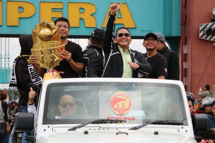 Antusias Suporter Sriwijaya FC, menyambut arak-arakan piala Pramusim Gubernur  Kaltim 2018, Kamis (8/3/ 2018).