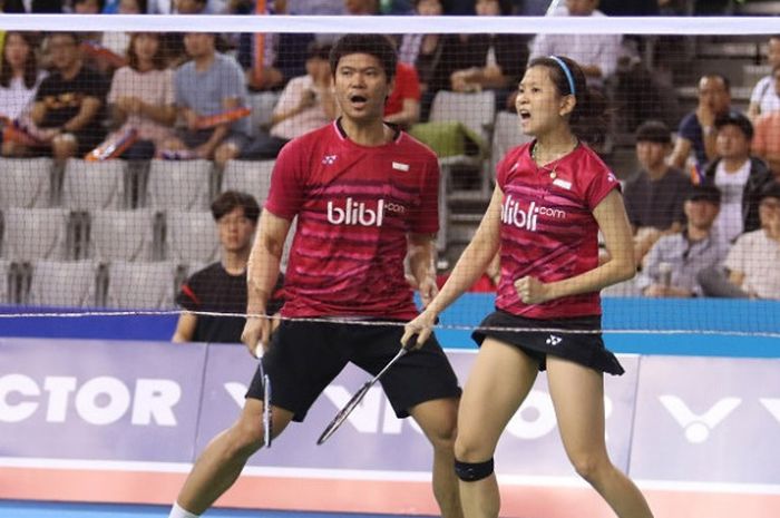 Pasangan ganda campuran Indonesia, Praveen Jordan/Debby Susanto, bereaksi setelah meraih poin atas wakil Jerman, Marvin Emil Seidel/Linda Efler, pada laga semifinal Korea Terbuka yang berlangsung di SK Handball Stadium, Sabtu (16/9/2017).