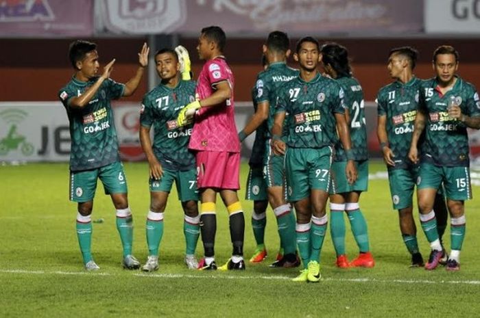 Para pemain PSS Sleman dalam sebuah laga Liga 2 musim 2017. 